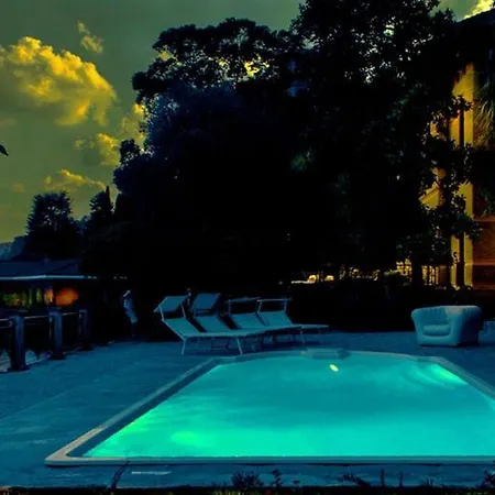 Βίλα Sleeps 17 With Pool Air Con And Wifi Moltrasio